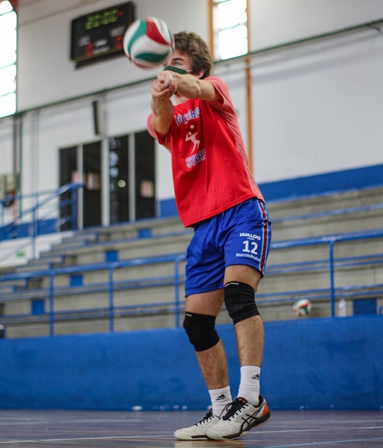 Jugador entrenando al voleibol