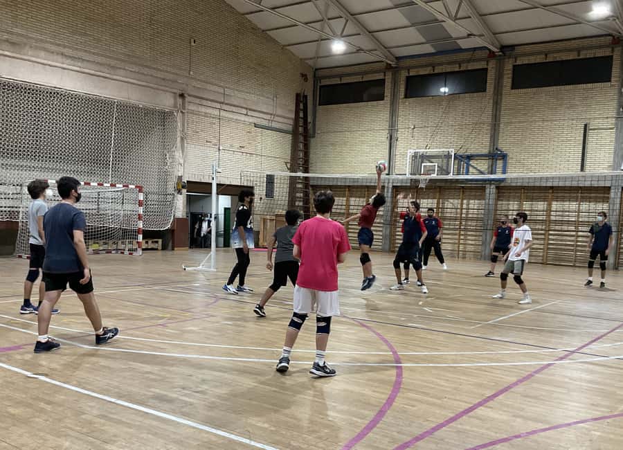 Entrenamiento del equipo juvenil masculino de voleibol en las instalaciones del Colegio La Salle Sagrado Corazón.
