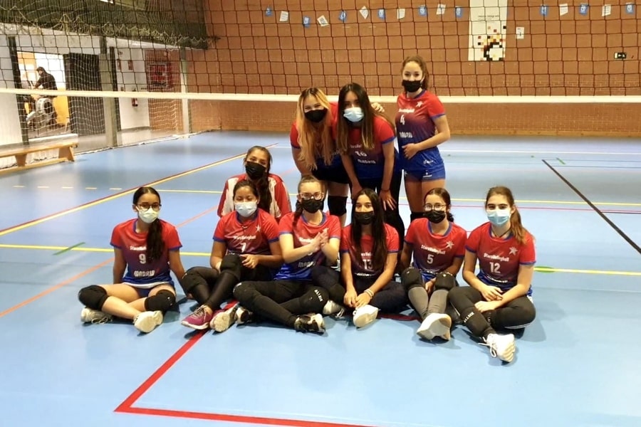 Jugadoras integrantes del equipo juvenil en la pista de voleibol Centro Dotacional Integrado Arganzuela.