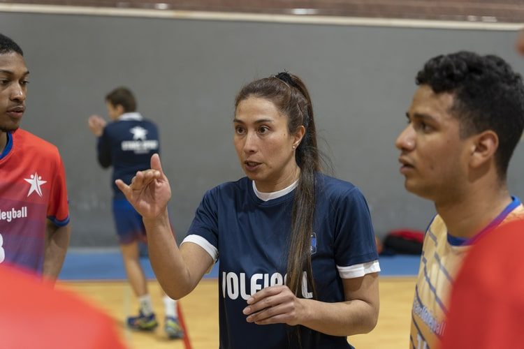 Carla Pinaya, dando instrucciones a sus jugadores durante el descanso de un partido.