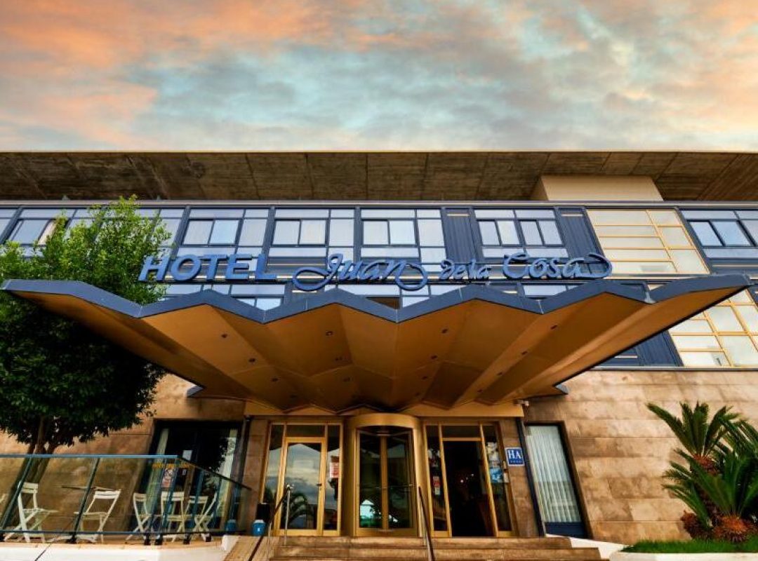 Hotel Juan de la Cosa donde se hospedan los menores de edad durante el campus de voleibol en Santoña